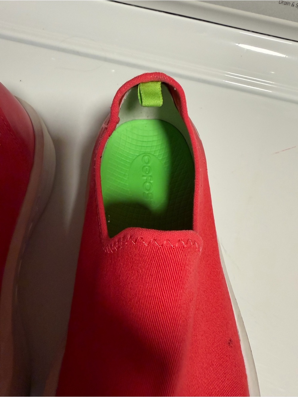 OOFOS Woman’s OOMG Eezee Slip on low Top recovery Shoe size 9 - Picture 5 of 9